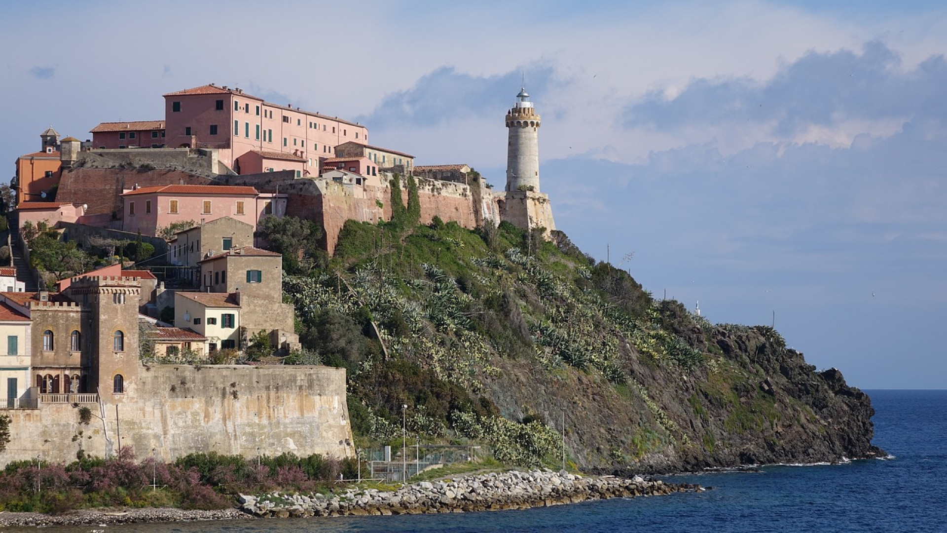 Explorer la mer Méditerranée : les avantages de la location d'un camping